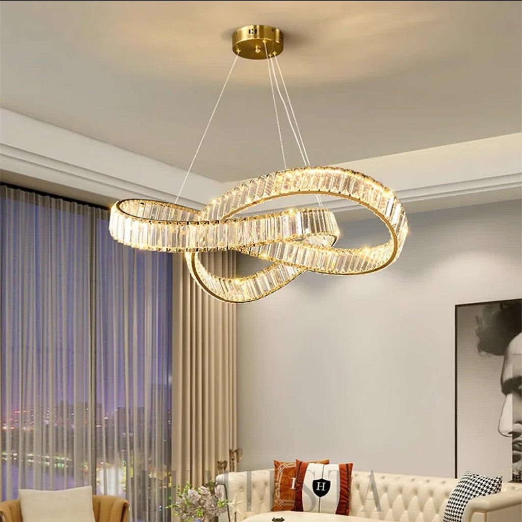 Luminosa - zbliżenie na złote kryształy i metalową konstrukcję lampy wiszącej