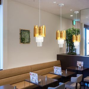 Złota lampa Bourbons kryształowa 30x41 cm - detal stalowej oprawy i szklanych kryształów
