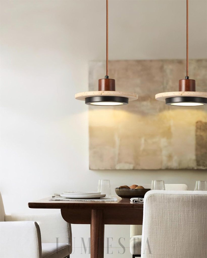Wiszaca lampa trawertynowa dysk beżowa, ujęcie pod kątem z drewnianą oprawą