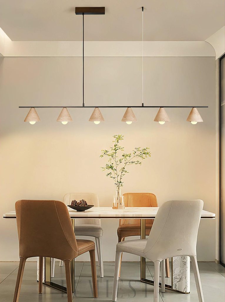 Beżowa lampa wisząca z trawertynu stożkowa, detal kamiennego klosza