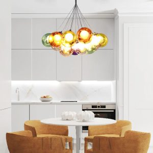 Nowoczesna lampa wisząca z kolorowymi kulami szklanymi, detal metalowej konstrukcji
