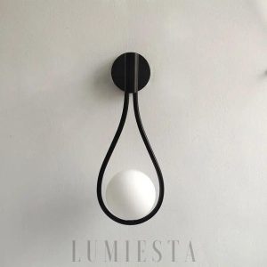 Lampa ścienna w stylu minimalistycznym z kulą szklaną, widok z boku