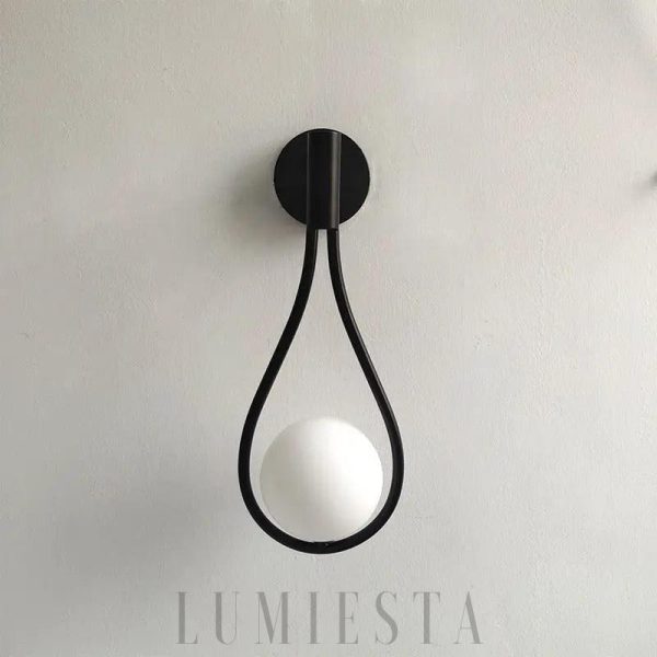 Lampa ścienna w stylu minimalistycznym z kulą szklaną, widok z boku