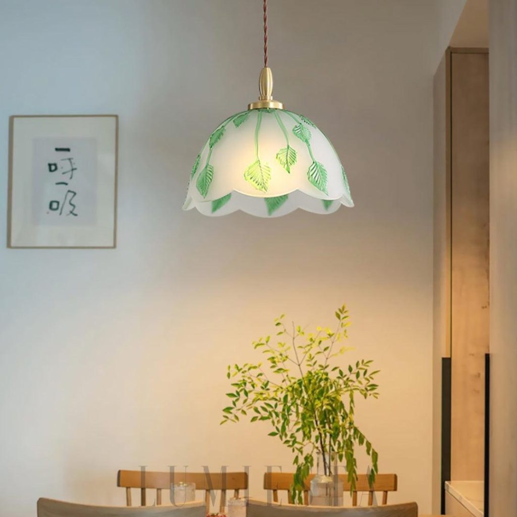 Retro lampa wisząca z liśćmi ze szkła Ø28cm, widok z boku na zielono-białe liście