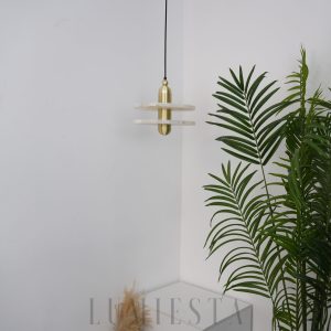 Lampa wisząca Lupa Alabaster z alabastru i aluminium, detal podświetlonego klosza