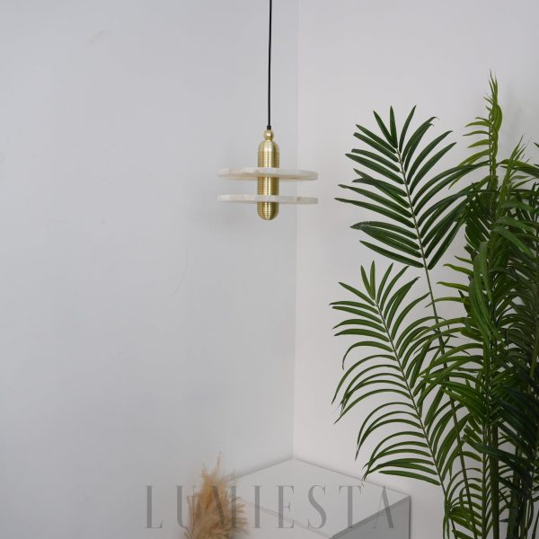 Lampa wisząca Lupa Alabaster z alabastru i aluminium, detal podświetlonego klosza