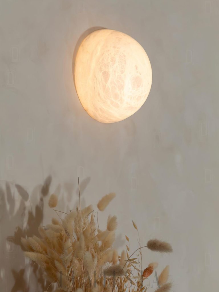 Kinkiet Alabaster Pebble - zbliżenie na biały alabaster o gładkiej, zaokrąglonej formie