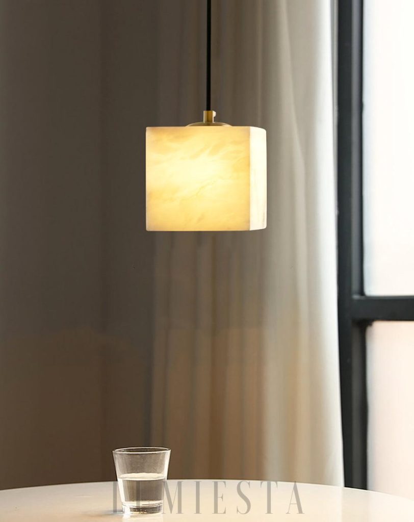 Kwadratowa lampa wisząca z alabastru - pełen widok modelu w bieli i złocie