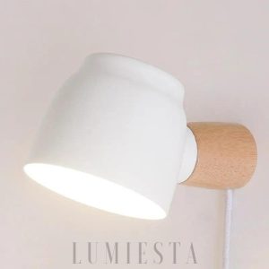 Czarna lampka nocna z okrągłym kloszem - ujęcie włączonego światła