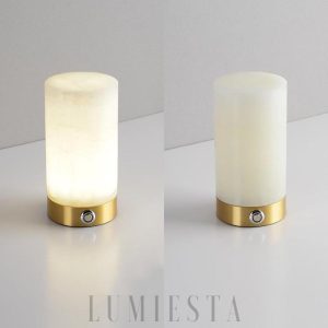 Lucrene - Alabastrowa lampa stołowa z mosiężną oprawą