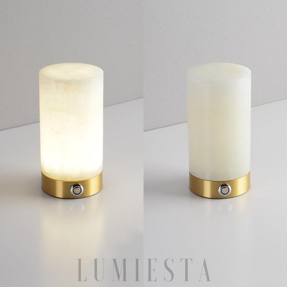Lucrene - alabastrowa lampa stołowa z mosiężną oprawą, widok całości na jasnym tle