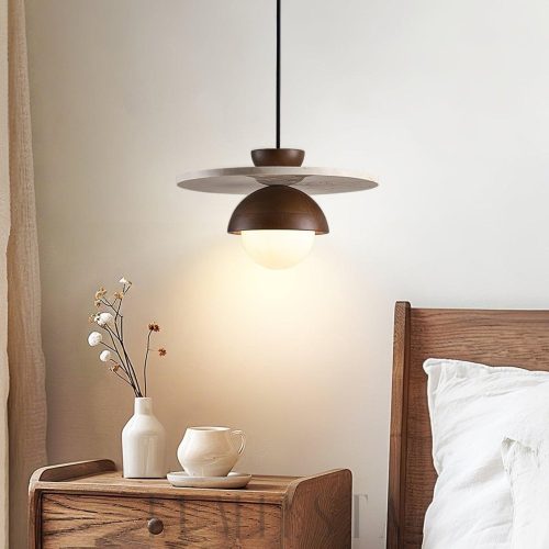 Lampa wisząca z trawertynu beżowo orzechowa - ujęcie z boku pokazujące dyskowy klosz