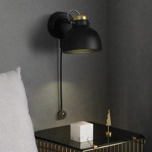 Nowoczesna lampa ścienna industrialna z metalowym kloszem, profil boczny