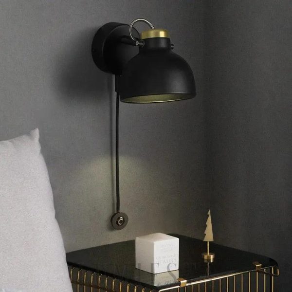 Nowoczesna lampa ścienna industrialna z metalowym kloszem, profil boczny