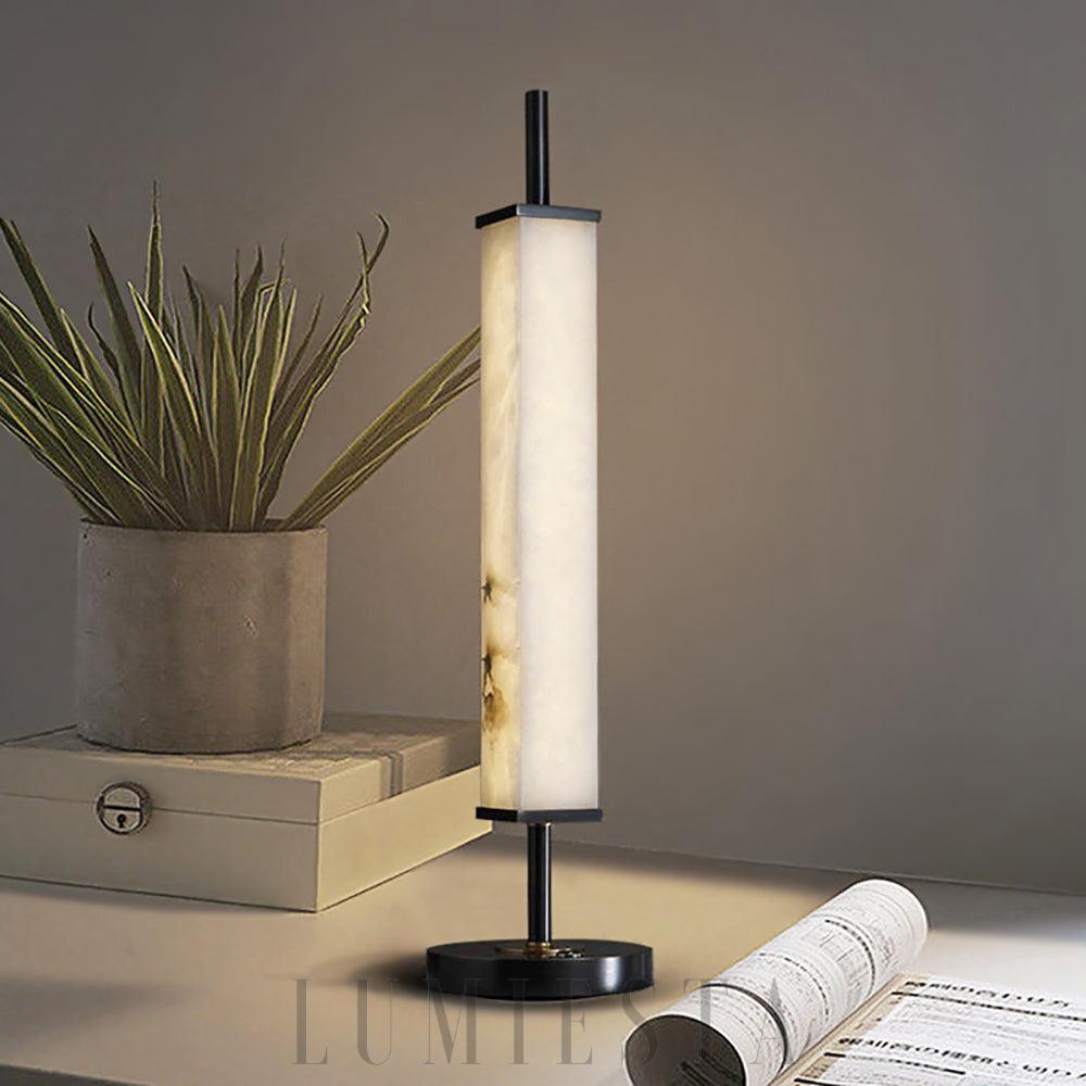 Serano - lampa stołowa z alabastru i mosiądzu, widok od przodu