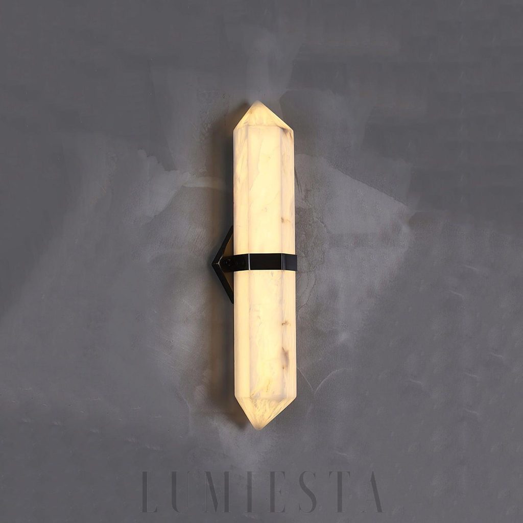 Kinkiet alabastrowy Obelisk 80 cm - detal alabastrowego klosza i metalowej podstawy