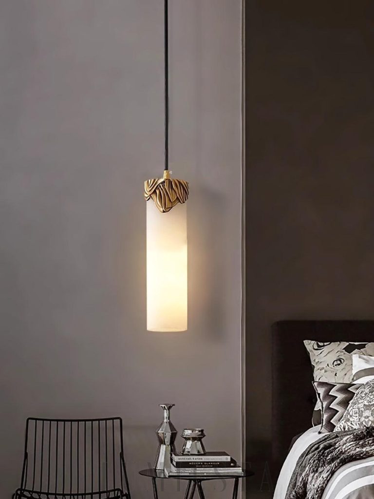 Lyra - wisząca lampa alabastrowa mosiężna widziana od dołu