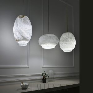 Camille - lampa wisząca alabaster, detal biało-szarego klosza i metalowego zawieszenia