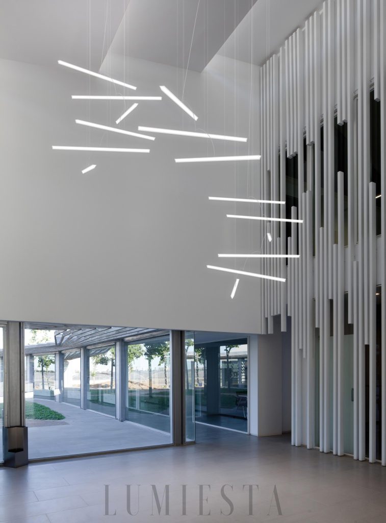 Halo Jewel 2350/2351 złoto-czarna - widok na wiszącą, okrągłą konstrukcję lampy