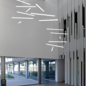Halo Jewel 2350/2351 złoto-czarna - widok na wiszącą, okrągłą konstrukcję lampy
