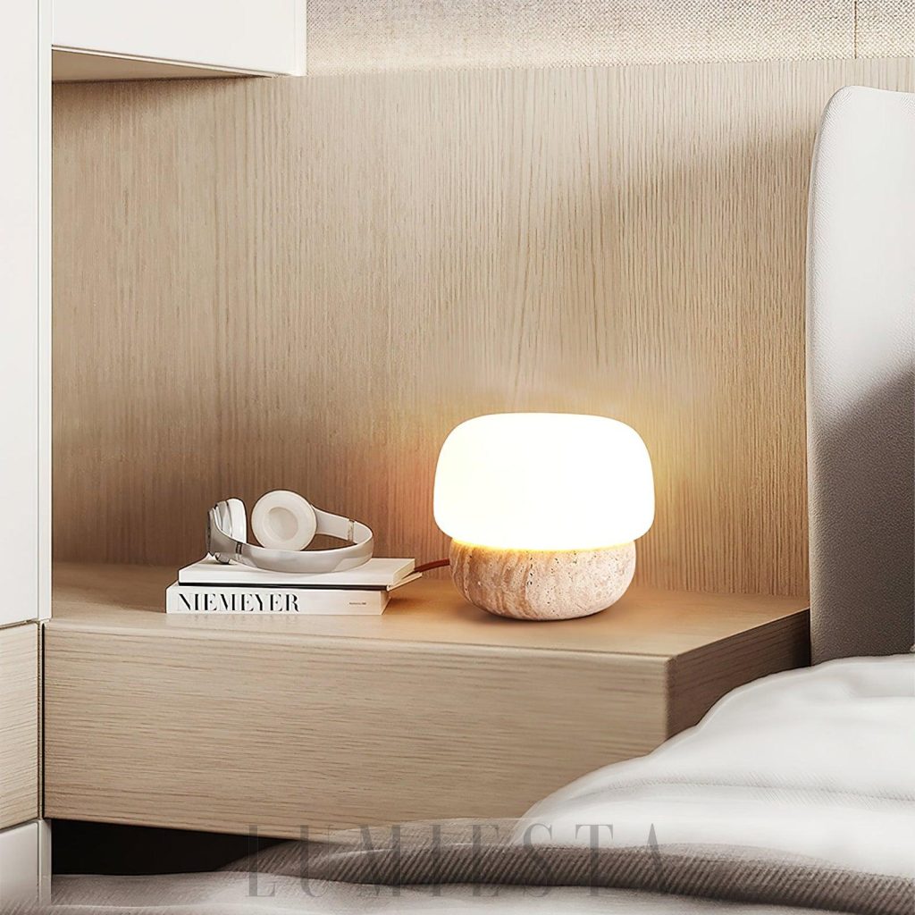 Doudou - beżowa okrągła lampa stołowa z trawertynu, całość na jasnym tle
