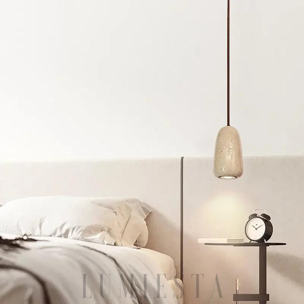Travertine - beżowa lampa wisząca z trawertynu, widok z boku na linię klosza
