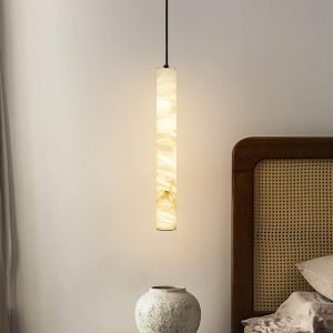 Elegancka lampa wisząca z alabastru, biało-złota