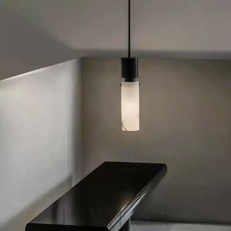 Arran - cylindryczna lampa z alabastru, widok boczny z zawieszeniem