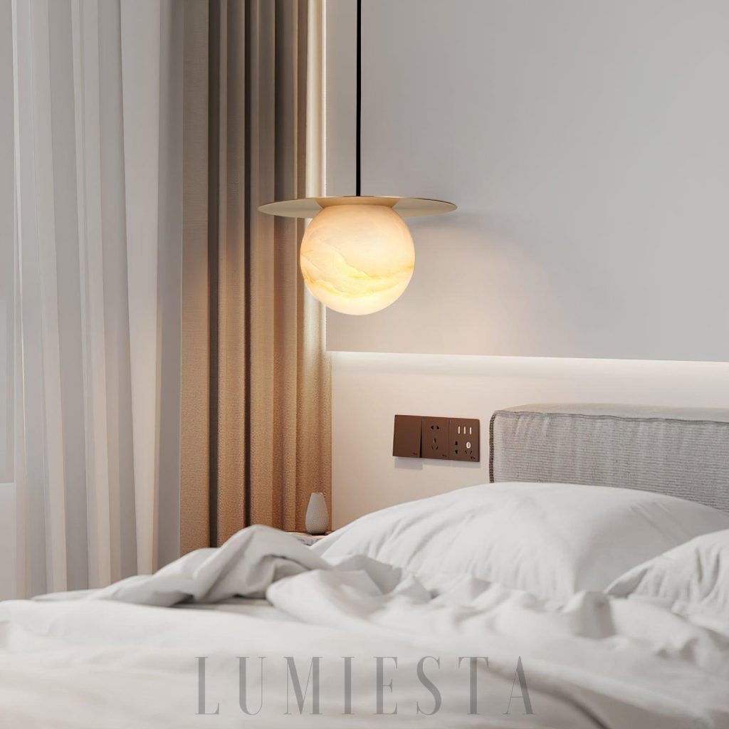 Borra - lampa wisząca z alabastrową kulą i mosiężnym mocowaniem od góry