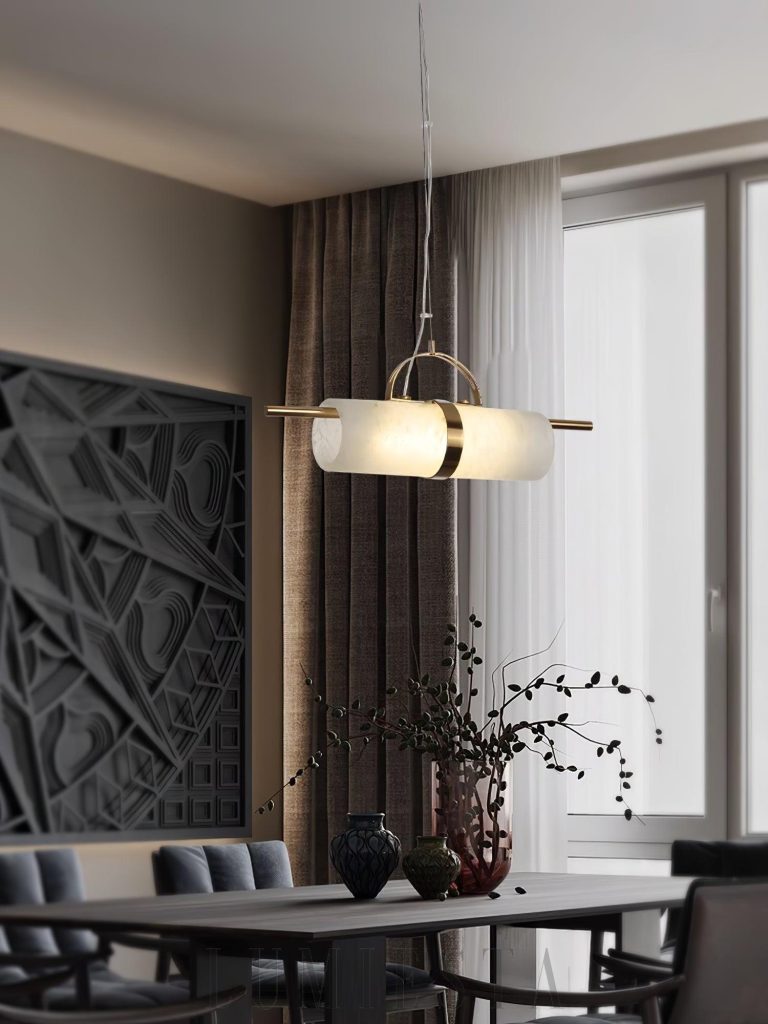 Mini lampa wisząca cylindryczna alabastrowa mosiężna - zbliżenie na naturalny rysunek alabastru