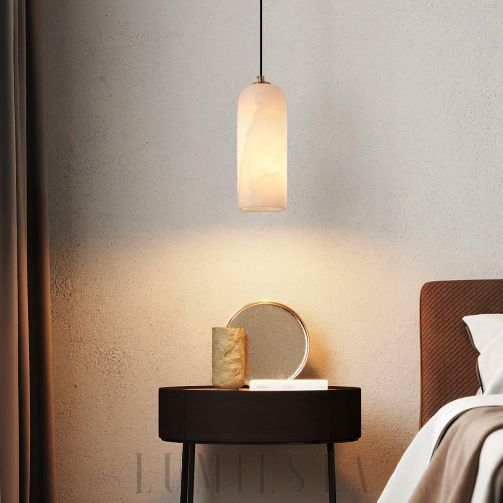 Monty - lampa wisząca z alabastrowym kloszem i mosiężnym zawieszeniem w ujęciu bocznym