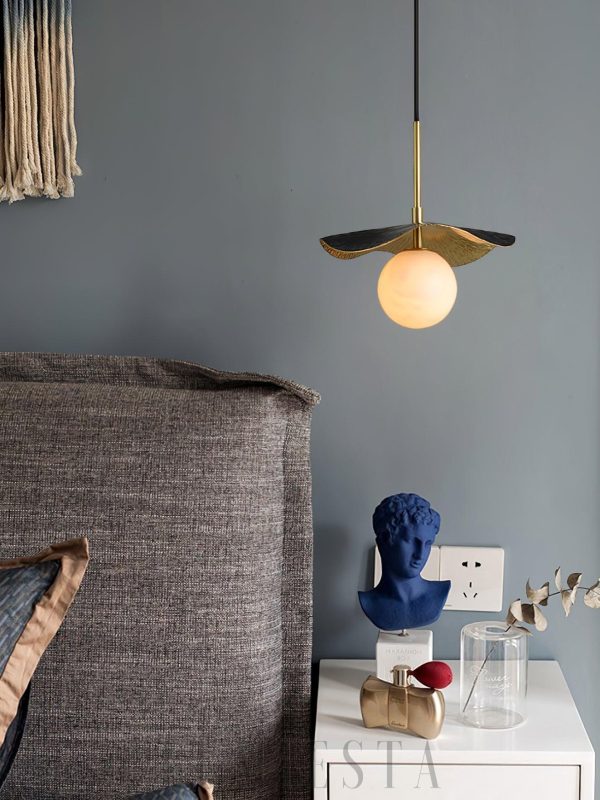 Lampa wisząca Montera Alabaster z mosiężnym kloszem