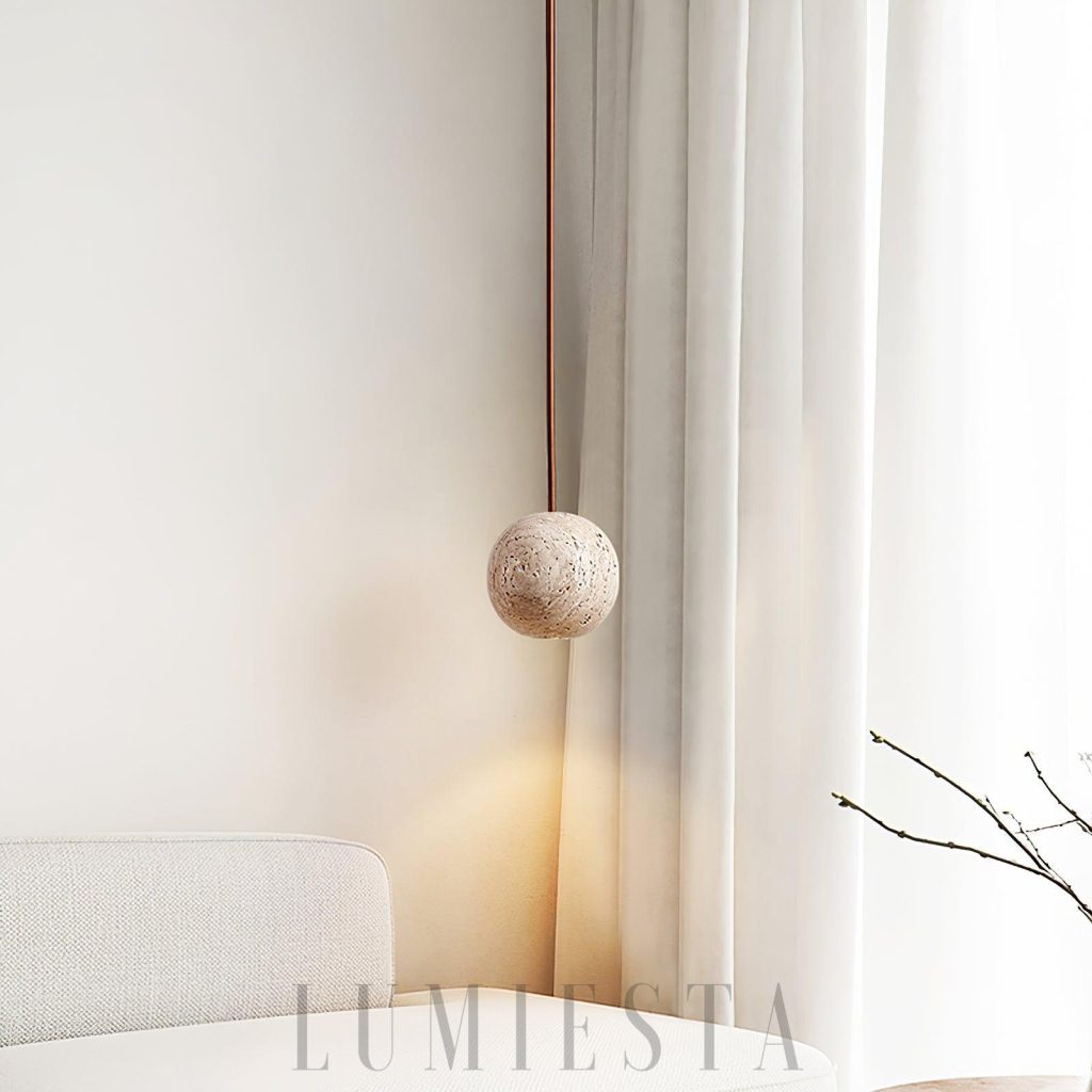 Kulista lampa wisząca z trawertynu beżowa Ø25 cm, widok od spodu z otworem świetlnym