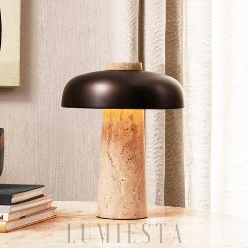 Hermes - lampa stołowa z trawertynu czarna, widok z przodu na smukłą formę i kontrastowe wykończenie