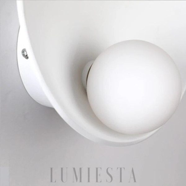 Nowoczesna biało-czarna lampa ścienna z okrągłym kloszem