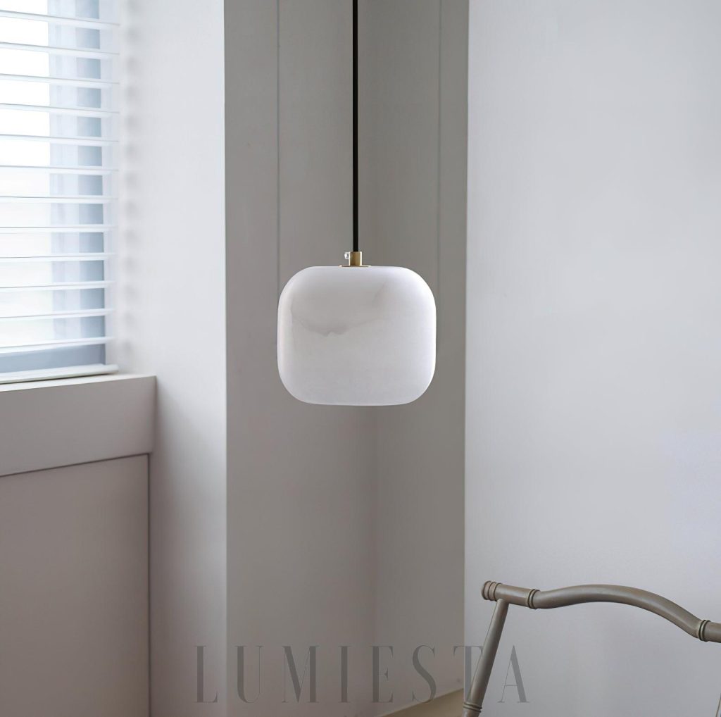 Puria - lampa wisząca z alabastru i mosiądzu w nowoczesnej białej oprawie