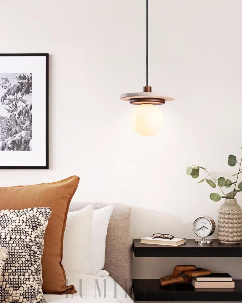 Lampa wisząca Murto 20 cm, trawertyn i szklana kula widoczne z boku