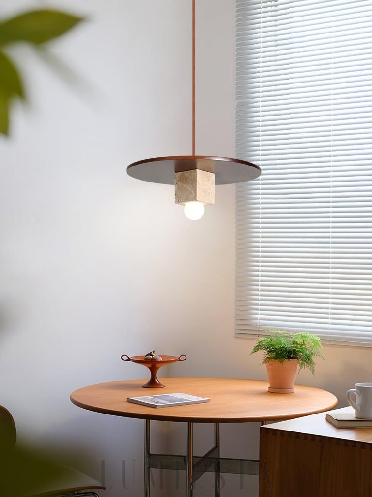 Iona - beżowa lampa wisząca z drewna i trawertynu, widok pod skosem