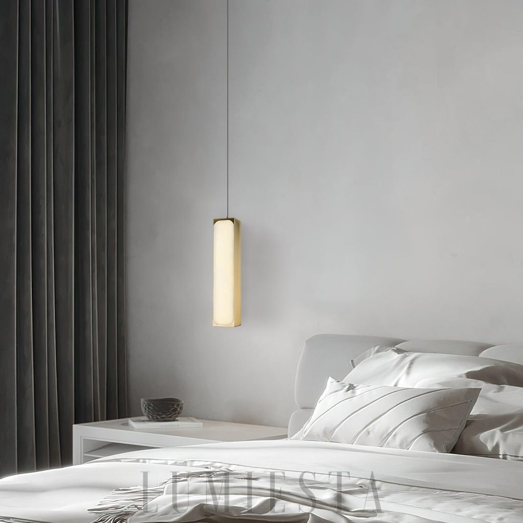 Lampa wisząca Alabaster Chaos - widok boczny mosiężnej konstrukcji