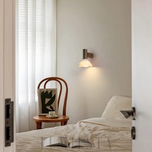 Kinkiet stożkowy z alabastru brązowo-czarny