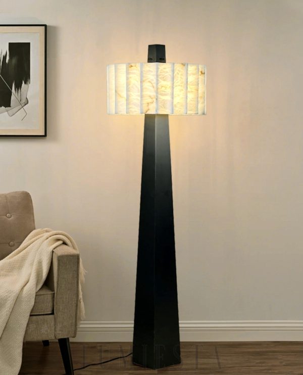 Lampa podłogowa alabastrowa Grandeur z detalem stalowej podstawy i gładkim wykończeniem