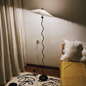 Squiggle - lampa podłogowa z czarnym metalowym stelażem i białym plisowanym abażurem