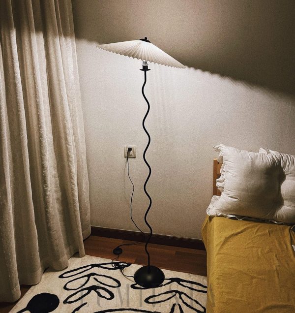 Squiggle - lampa podłogowa z czarnym metalowym stelażem i białym plisowanym abażurem