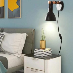 Nowoczesna lampa ścienna czarna z regulowanym kloszem