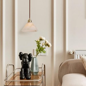 Monna - Stożkowa lampa wisząca z alabastru, mosiądz 18cm