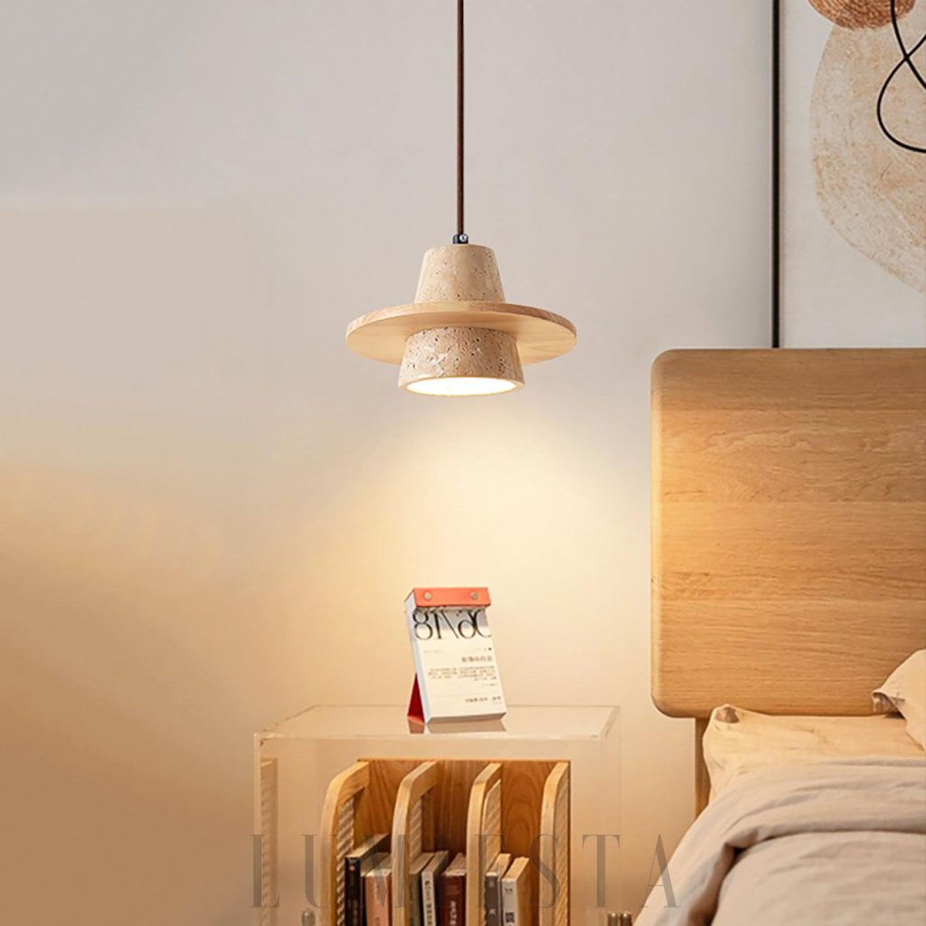Conical - lampa wisząca z trawertynu i drewna, detal stożkowego klosza