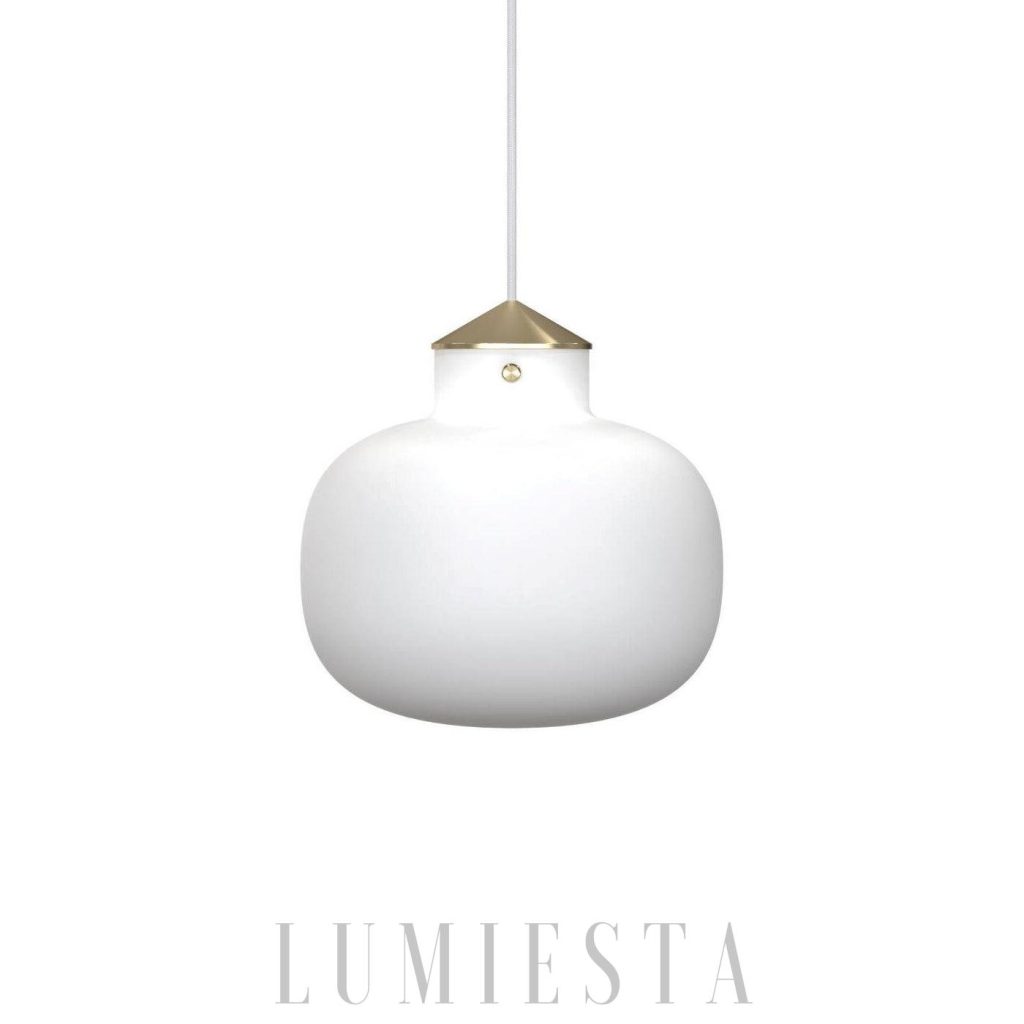 Lampa wisząca szklana biała kula Raito 30 cm, widok od frontu z mosiężnym mocowaniem