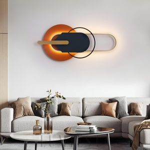 Lampa Sunset II w stylu nowoczesnym - boczny widok kinkietu z czarnym i złotym wykończeniem
