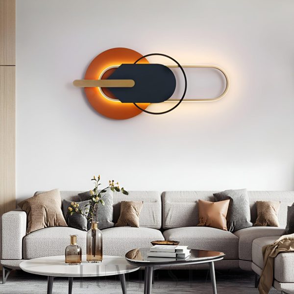 Lampa Sunset II w stylu nowoczesnym - boczny widok kinkietu z czarnym i złotym wykończeniem
