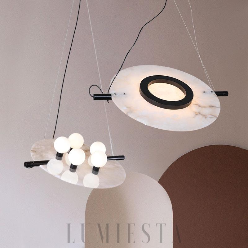 Lampa wisząca Magma Alabaster 51 cm, boczny widok na czarną oprawę